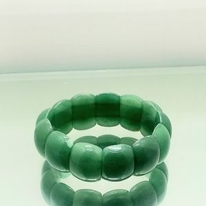 Bracelet-green aventurine stone and is adjustable.